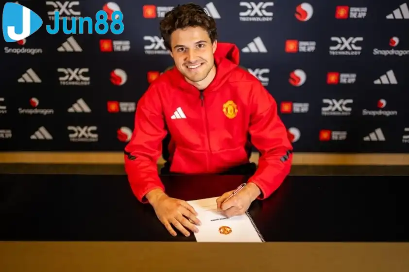 Lammens gia nhập Manchester United trong ngày cuối kỳ chuyển nhượng với mức phí 18 triệu Bảng từ Royal Antwer. Ảnh: The Sun.