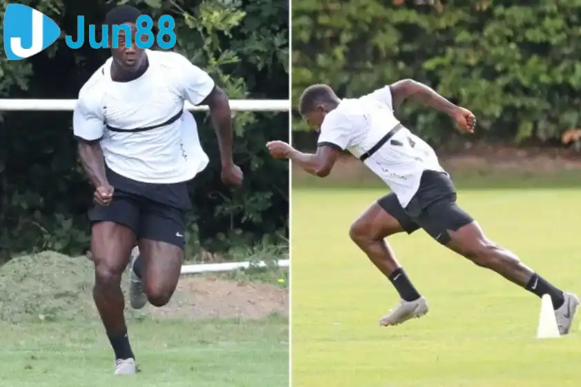 Tiền vệ này đang nỗ lực chen chân vào kế hoạch của HLV Ruben Amorim (Ảnh: The Sun).