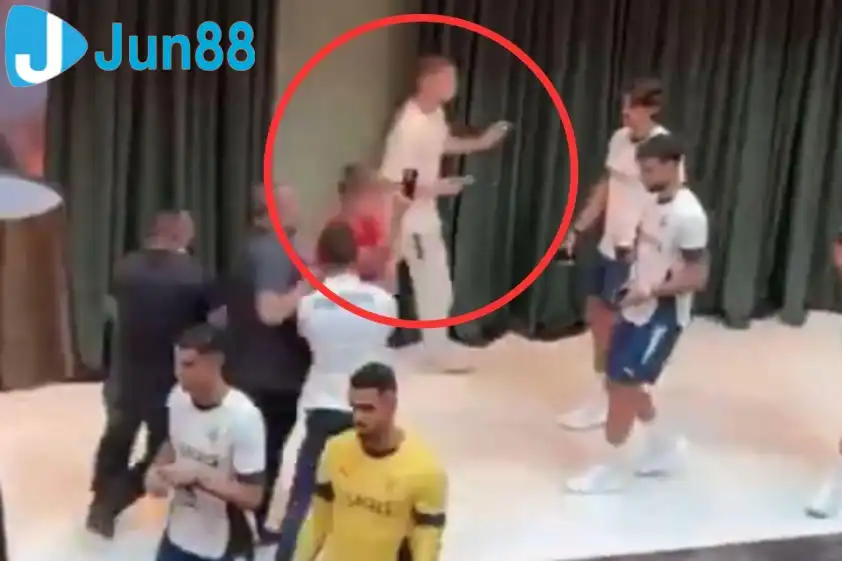 Người hâm mộ này cùng với một người hâm mộ khác sau đó đã được an ninh hộ tống đi (Ảnh: Daily Mail).