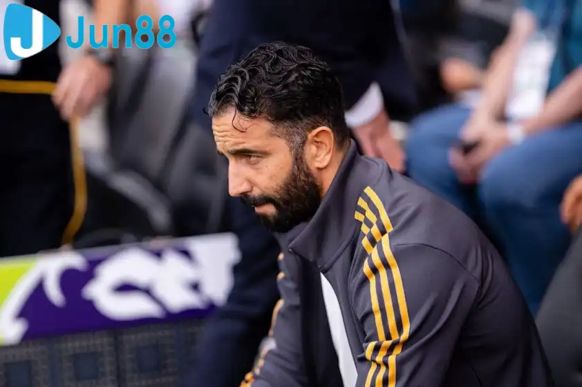 Ruben Amorim đang phải đối mặt với áp lực rất lớn tại MU. Ảnh: The Mirror