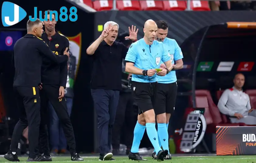 Cả 2 đã tranh cãi nãy lửa trên sân. (Ảnh: Daily Mail)