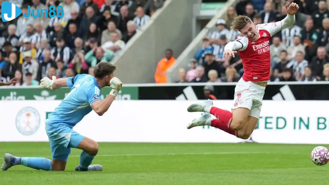 Tình huống gây nên rất nhiều tranh cãi trong trận đấu vừa qua (Ảnh: CaughtOfffside)