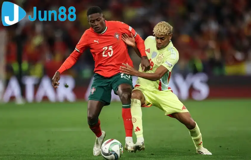 Hakimi nhắc lại khoảnh khắc Yamal bị khóa chặt bởi Mendes ở trận chung kết Nations League 2024/25
