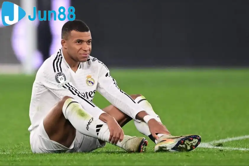 Mbappe đang gặp phải chấn thương ở mắt cá chân. Ảnh: AFP