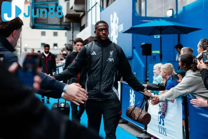 HLV Slot xác nhận Konate dính chấn thương, chưa rõ mức độ nghiêm trọng (Ảnh: Evening Standard).