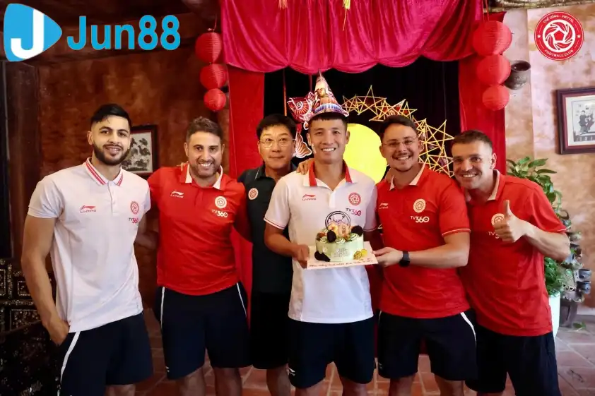 Bùi Tiến Dũng đón sinh nhật tuổi 30 cùng ban huấn luyện và đồng đội Thể Công Viettel (Ảnh:TCVL)