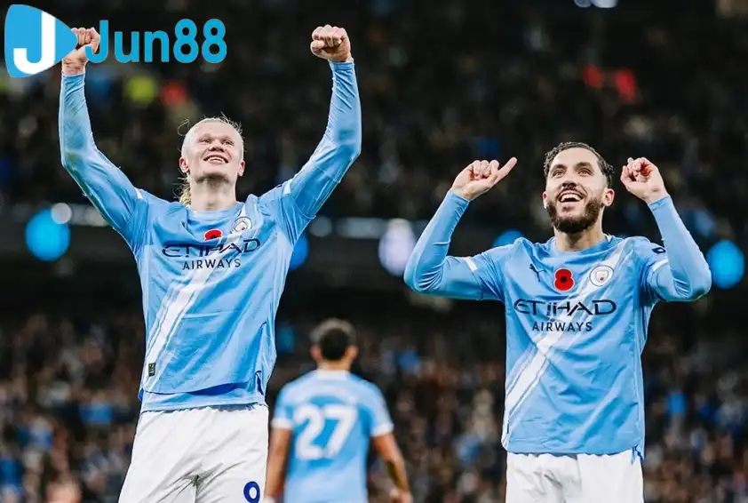 Man City đang phụ thuộc nhiều vào Haaland (trái) - Ảnh: Premier League