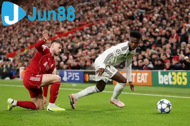 Vinicius đã có một trận đấu đáng quên trước Liverpool (Ảnh: Metro)